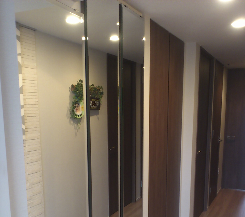 玄関のミラーや廊下の全身鏡をオーダーする方法 大阪のオーダーミラー専門店 コダマガラス