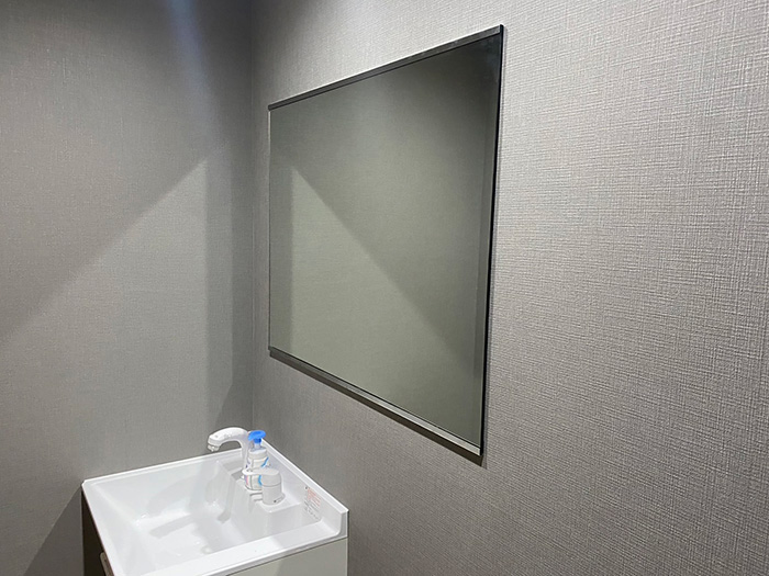 トイレの手洗い所に耐湿ミラーを設置