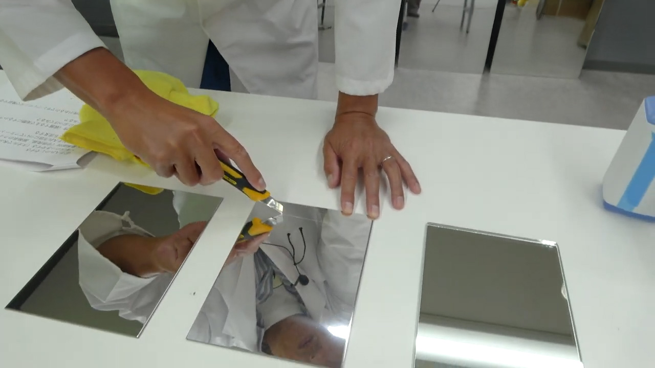 カッターで傷をつけている