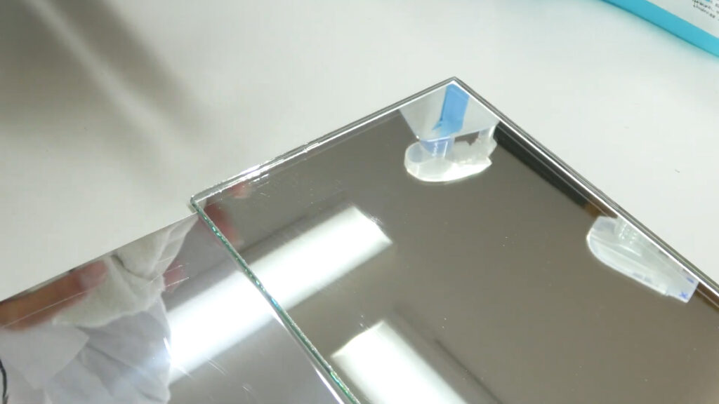 傘の先端をぶつけたガラスミラー