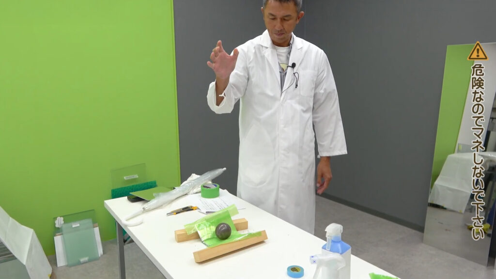 ガラスミラーに鉄球を落下