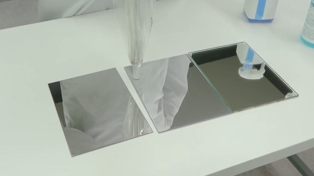 傘の先端をぶつけているところ