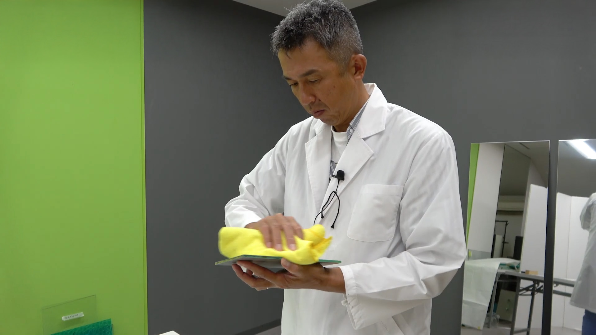 ガラスクリーナーとマイクロファイバーで指紋を拭き取っているところ