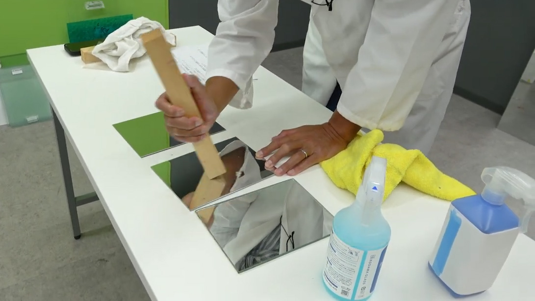 木材で傷をつけているところ