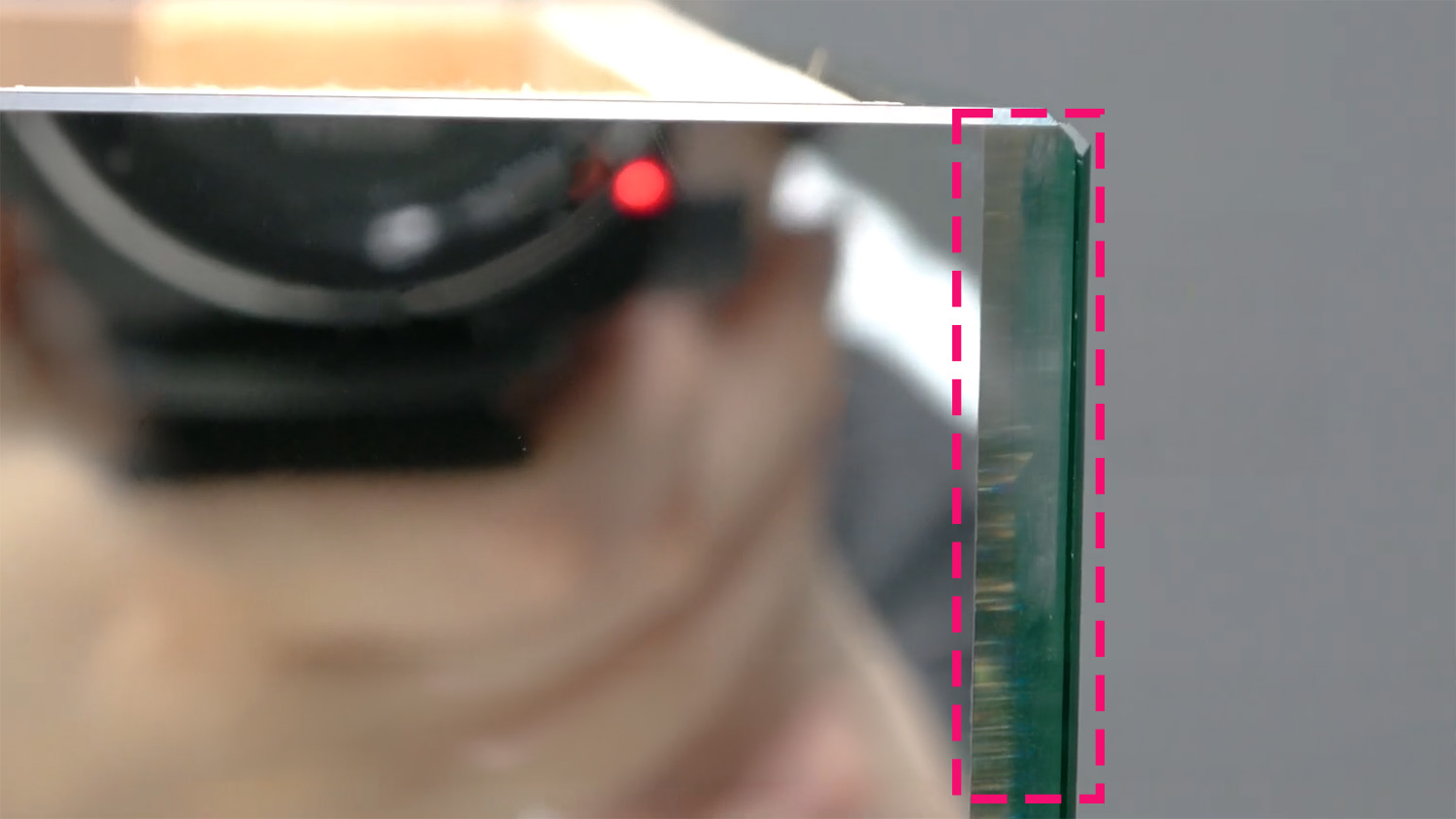 トメ加工の角部分から下地が見えているところ